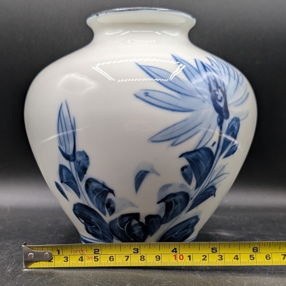Vintage Japanese Blue & White Hand Painted Floral Tobe Vase, Black Rim - Picture 11 of 12